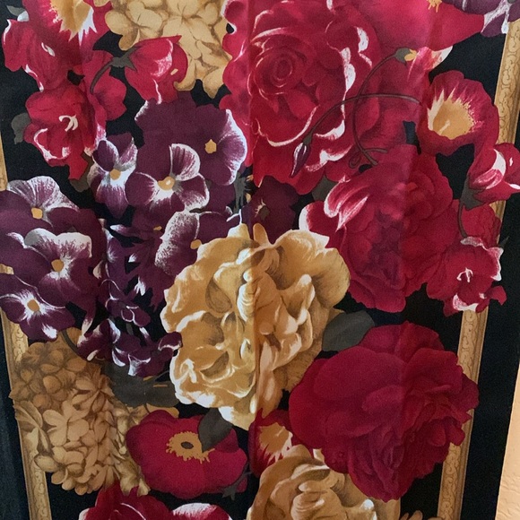 Beautiful floral silk scarf - Picture 2 of 3